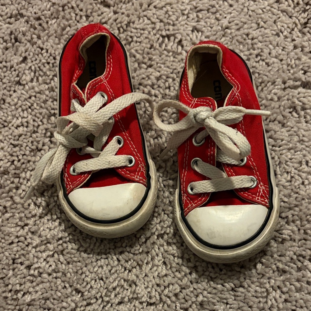 Red converse - Picture 2 of 4